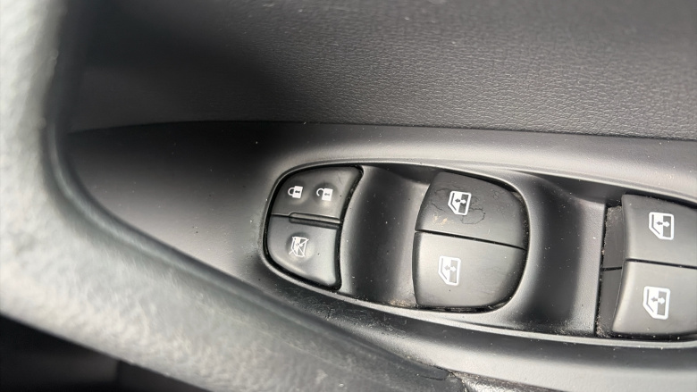 Nissan Qashqai 1.3 DiG-T N-Connecta 5dr Petrol Hatchback